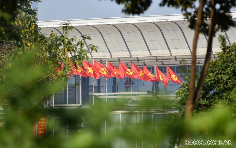 Đường phố Hà Nội rực rỡ những ngày cận Đại hội Đảng XIII