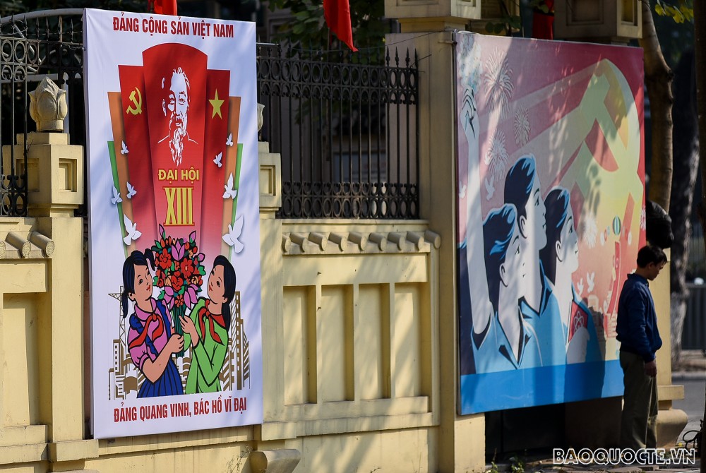 Đường phố Hà Nội rực rỡ những ngày cận Đại hội Đảng XIII