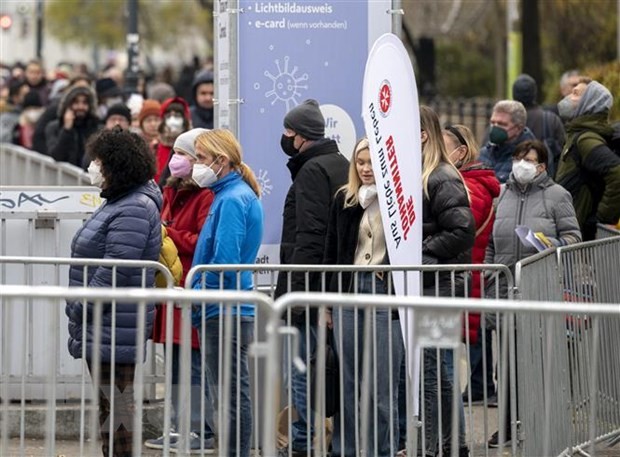 Người dân xếp hàng chờ tiêm vaccine phòng COVID-19 tại Vienna, Áo. (Ảnh: AFP/TTXVN)