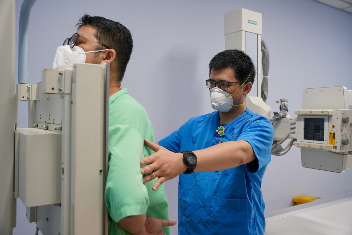 Thực hiện cận lâm sàng cho người đến khám hậu Covid-19 tại Bệnh viện Đại học Y dược TP.HCM.