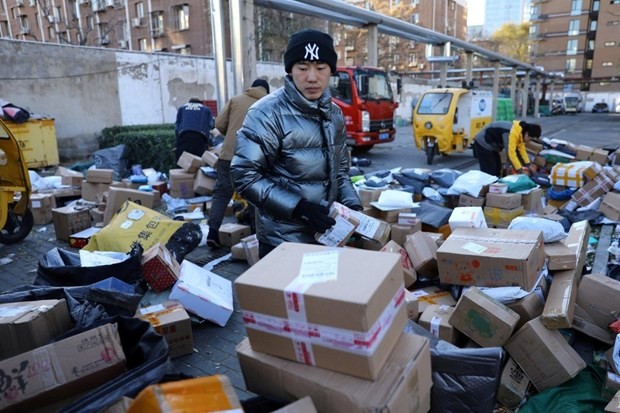 Trung Quốc kêu gọi người dân hạn chế đặt hàng từ nước ngoài để tránh nguy cơ lây nhiễm COVID-19 qua bưu phẩm. (Ảnh: Reuters)