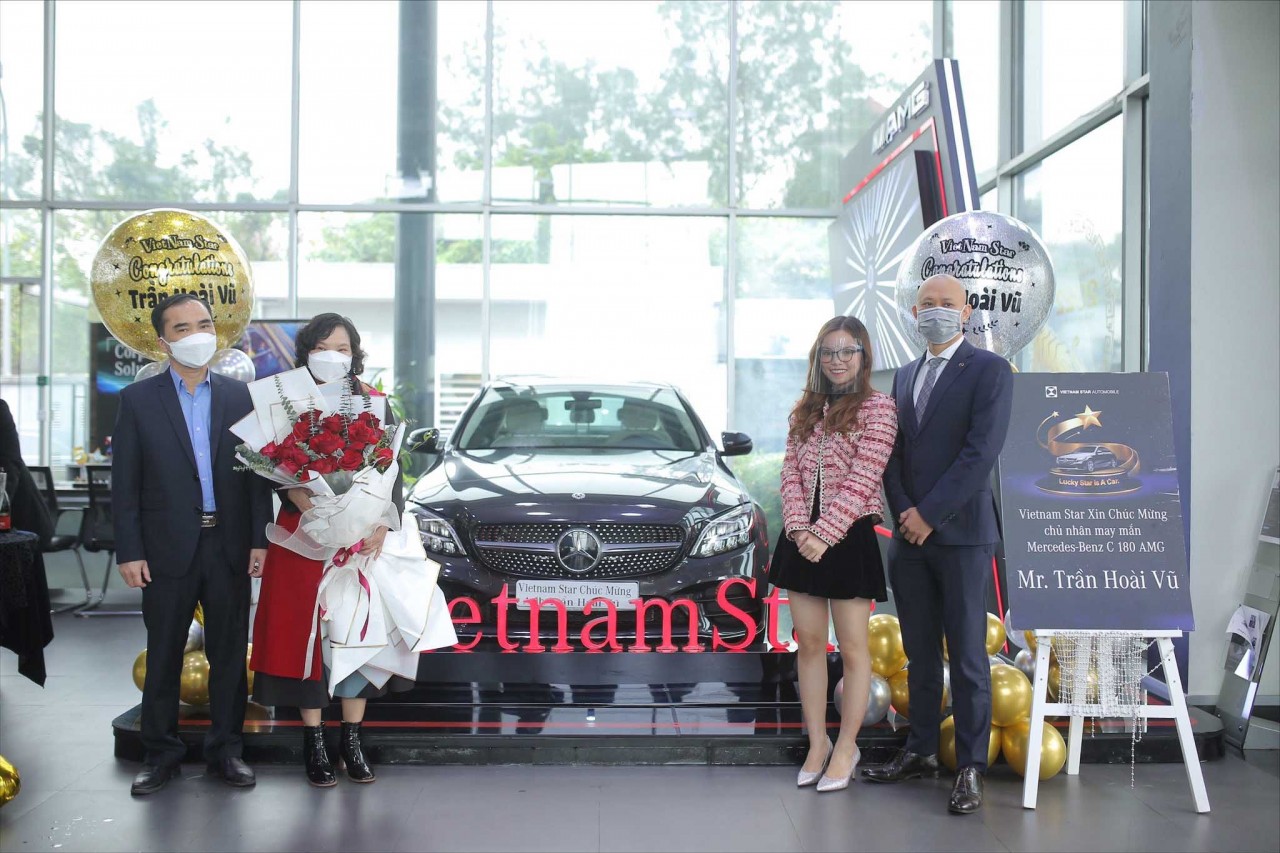 Đại diện Vietnam Star Automobile trao giải thưởng cho gia đình vị khách may mắn  trở thành chủ nhân Mercedes-Benz C 180 AMG