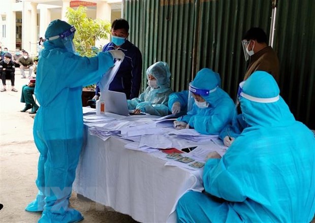 Lấy mẫu xét nghiệm Covid-19. (Nguồn: TTXVN) Lấy mẫu xét nghiệm Covid-19. (Nguồn: TTXVN)