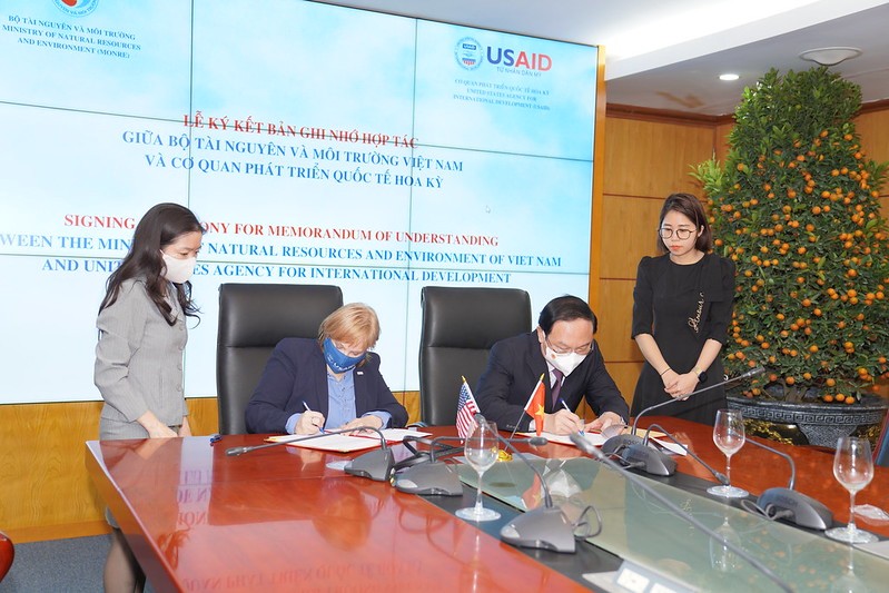 Giám đốc Phái đoàn USAID / Việt Nam Ann Marie Yastishock và Thứ trưởng Bộ Tài nguyên và Môi trường Lê Công Thành ký Biên bản ghi nhớ.  Giám đốc USAID Việt Nam Ann Marie Yastishock và Thứ trưởng Bộ Tài nguyên và Môi trường Lê Công Thành đại diện hai cơ quan ký bản ghi.   