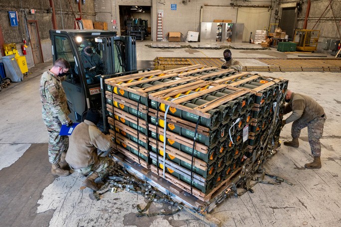 Các lực lượng chuẩn bị chuyển đạn dược, vũ khí cho Ukraine tại Căn cứ Không quân Dover ở Delaware - Mỹ ngày 21-1. Ảnh: Reuters