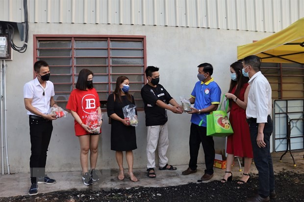 Ban liên lạc người Việt tại bang Johor (Malaysia) tổ chức trao tặng bánh chưng cho cô dâu Việt, lao động Việt Nam đang làm việc, sinh sống tại Malaysia. (Ảnh: Mạnh Tuân/TTXVN)