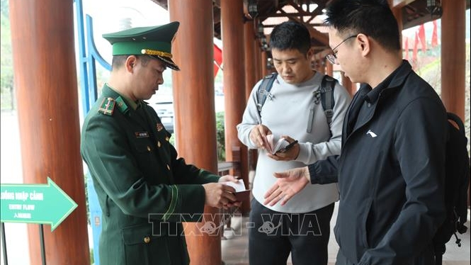 Khách Trung Quốc du lịch Lạng Sơn tăng đột biến, nhộn nhịp thông quan cửa khẩu quốc tế Hữu Nghị