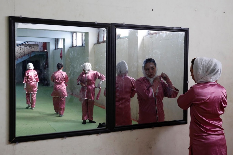 nhung co gai afghanistan luyen vo chong lai thanh kien