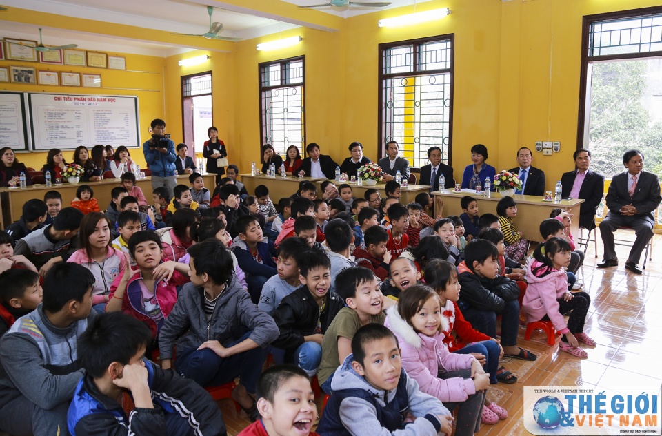 bo ngoai giao trao qua cho tre em mo coi tan tat o viet tri