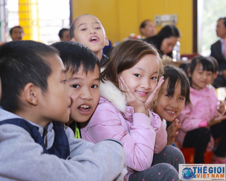 bo ngoai giao trao qua cho tre em mo coi tan tat o viet tri