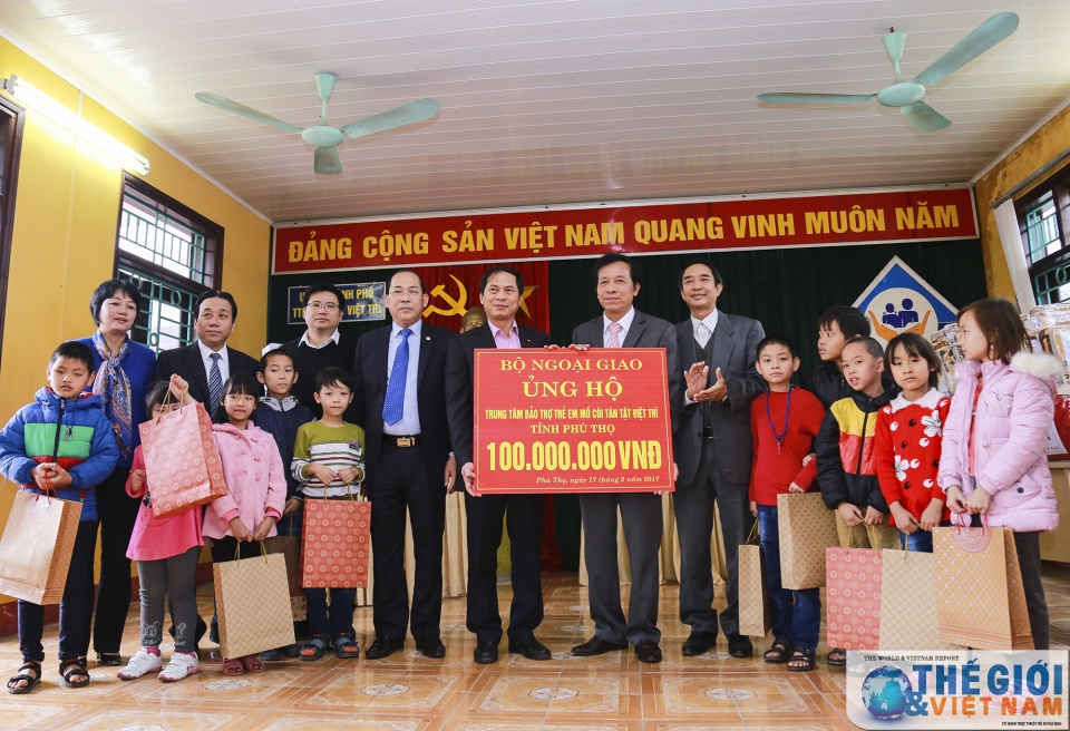 bo ngoai giao trao qua cho tre em mo coi tan tat o viet tri