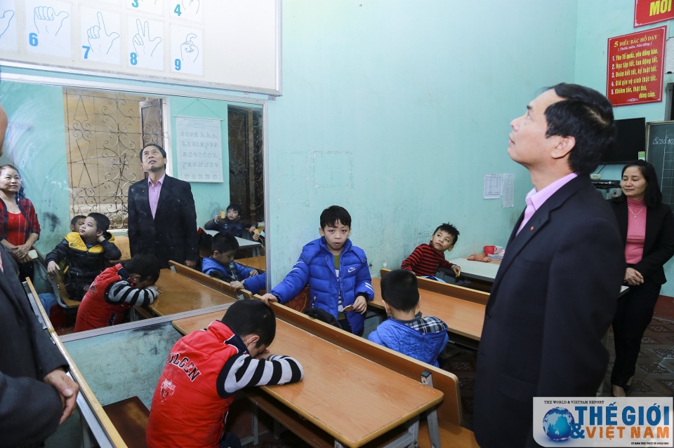 bo ngoai giao trao qua cho tre em mo coi tan tat o viet tri