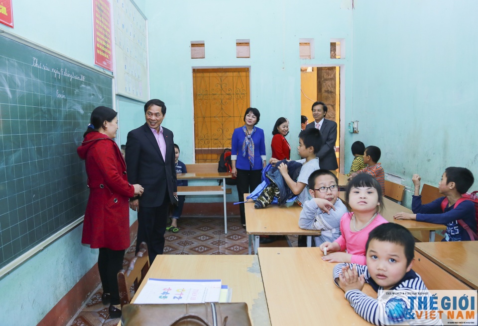 bo ngoai giao trao qua cho tre em mo coi tan tat o viet tri