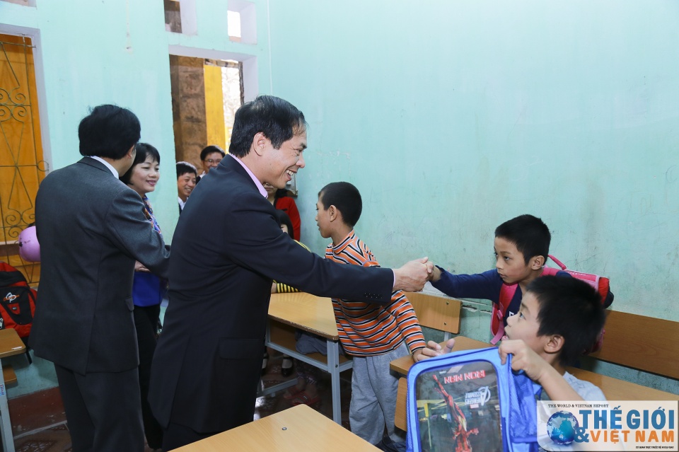 bo ngoai giao trao qua cho tre em mo coi tan tat o viet tri