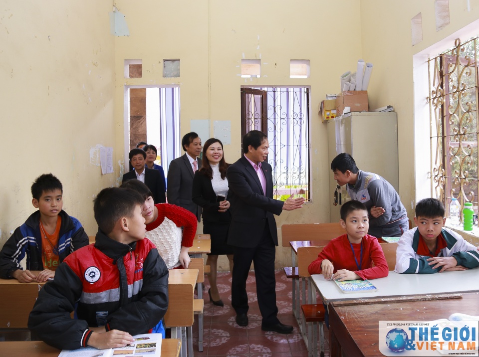 bo ngoai giao trao qua cho tre em mo coi tan tat o viet tri