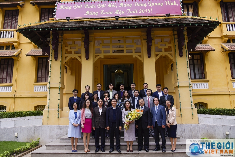 trao bang khen bo truong ngoai giao cho can bo ngoai giao