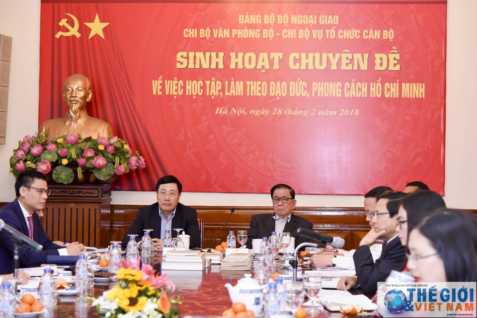 muon tro thanh nha ngoai giao gioi can phai hoc tap bac ho