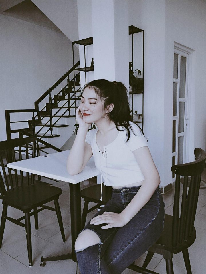 co gai tang hoa chu tich kim jong un la ai