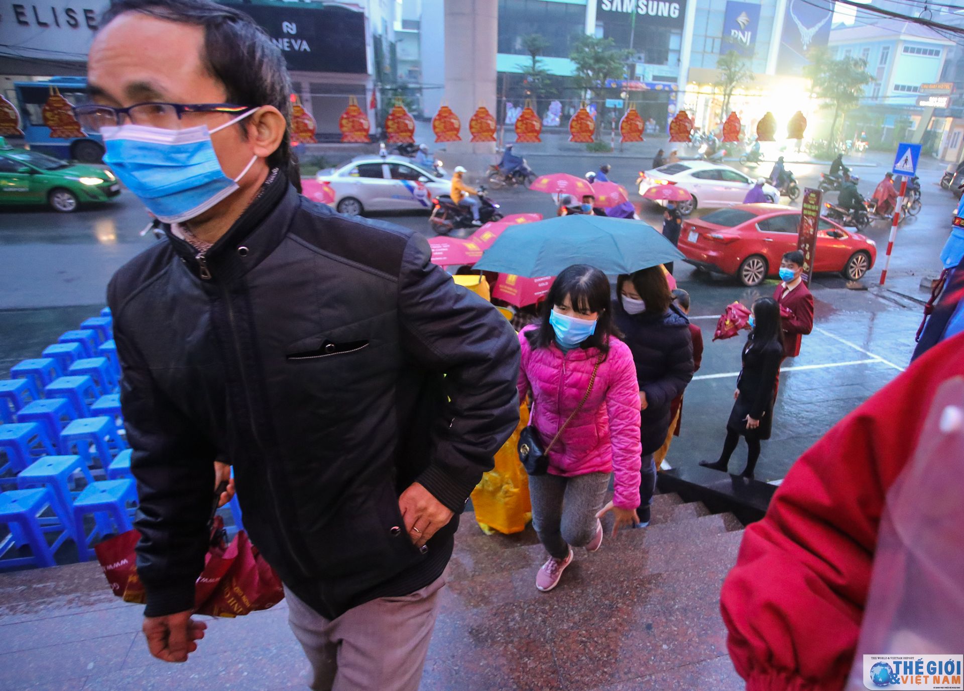 ngay via than tai nguoi dan ha noi deo khau trang mua vang do lo so virus corona