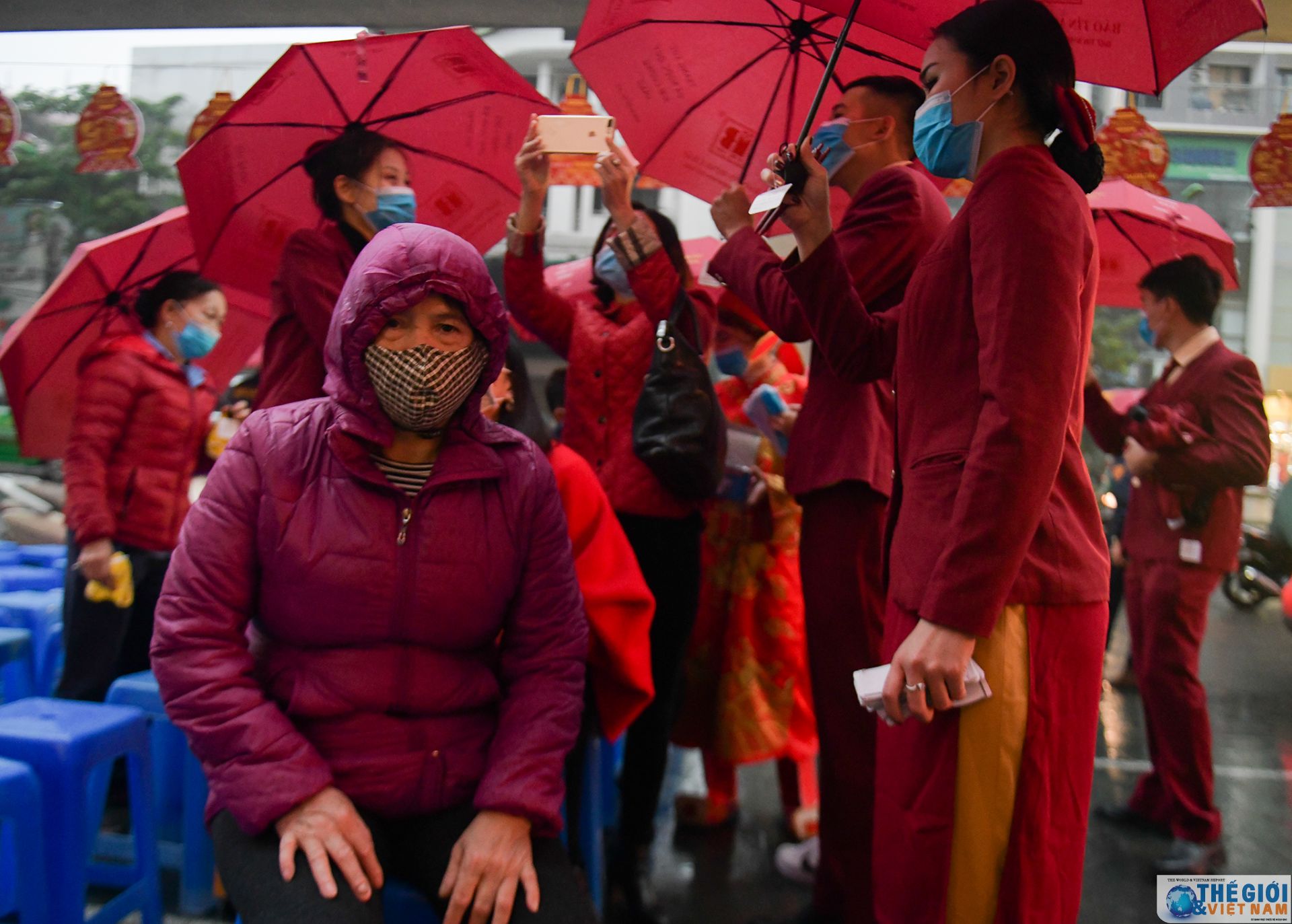 ngay via than tai nguoi dan ha noi deo khau trang mua vang do lo so virus corona