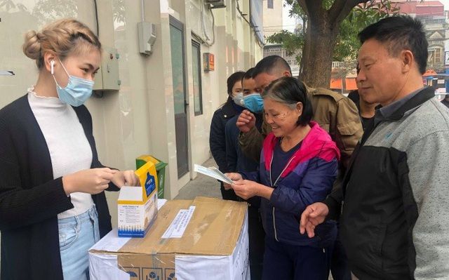 nu sinh lop 11 dung tien tiet kiem mua 5000 khau trang phat mien phi