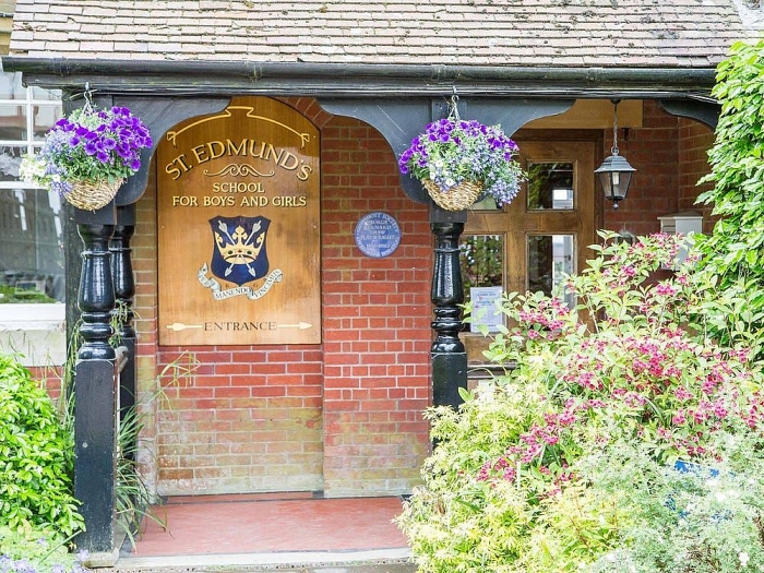 hoc phi 15 ngoi truong noi tru tren the gioi duoc cac hoang gia theo hoc dat co nao