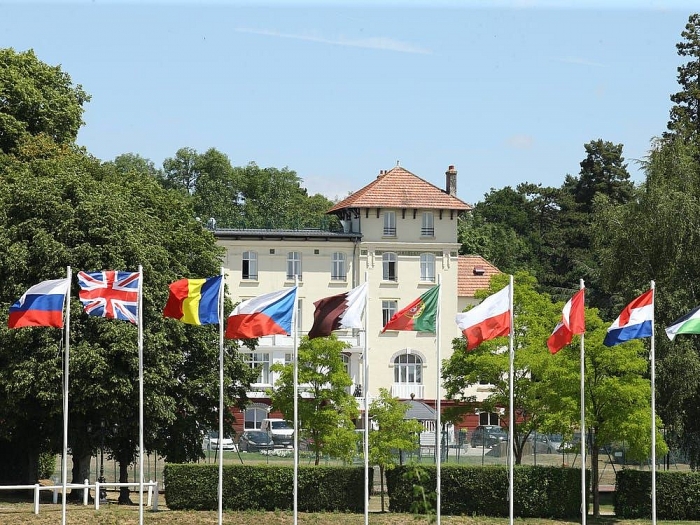 hoc phi 15 ngoi truong noi tru tren the gioi duoc cac hoang gia theo hoc dat co nao