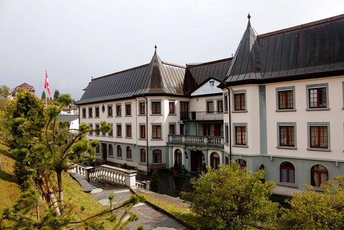 hoc phi 15 ngoi truong noi tru tren the gioi duoc cac hoang gia theo hoc dat co nao