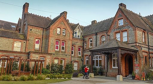 hoc phi 15 ngoi truong noi tru tren the gioi duoc cac hoang gia theo hoc dat co nao