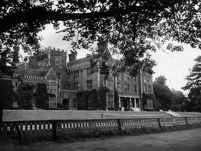 hoc phi 15 ngoi truong noi tru tren the gioi duoc cac hoang gia theo hoc dat co nao