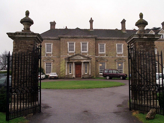 hoc phi 15 ngoi truong noi tru tren the gioi duoc cac hoang gia theo hoc dat co nao