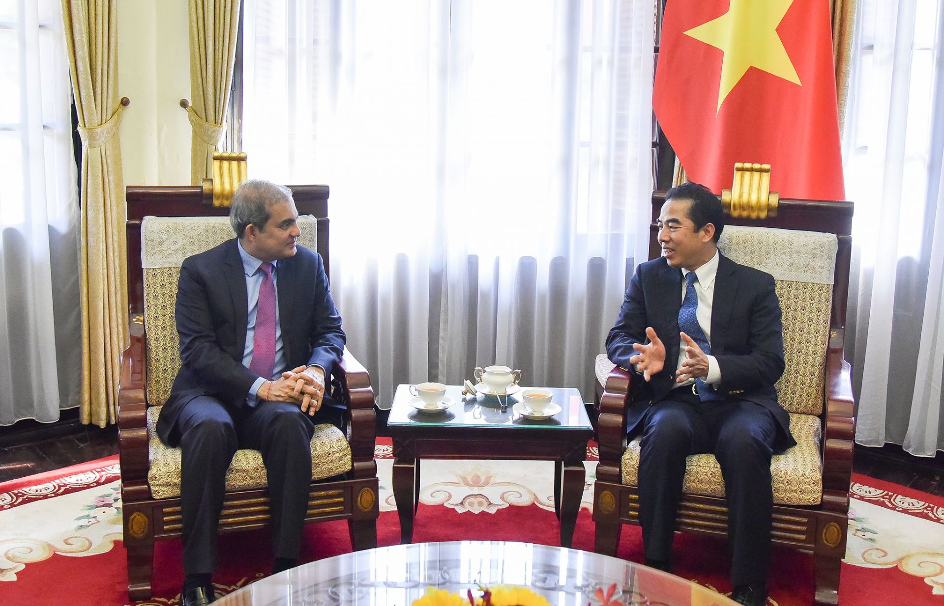 Thứ trưởng Ngoại giao Tô Anh Dũng tiếp Giám đốc UNHCR khu vực châu Á – Thái Bình Dương tại Thái Lan