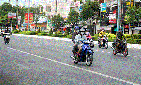 Người dân thành phố Cần Thơ đeo khẩu trang phòng COVID-19 khi tham gia giao thông. (Nguồn: Báo Cần Thơ)