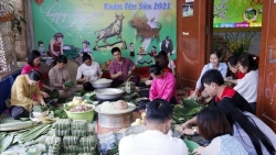 Cộng đồng người Việt tại Lào giúp nhau vượt qua nỗi nhớ quê hương, cùng hướng về Tổ quốc