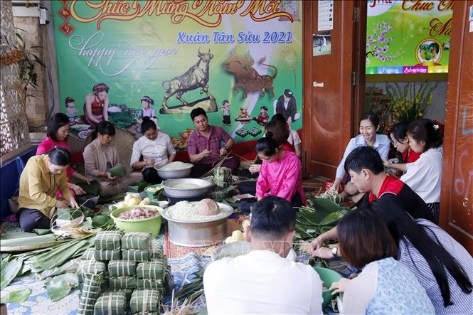 Cộng đồng người Việt tại Lào giúp nhau vượt qua nỗi nhớ quê hương, cùng hướng về Tổ quốc