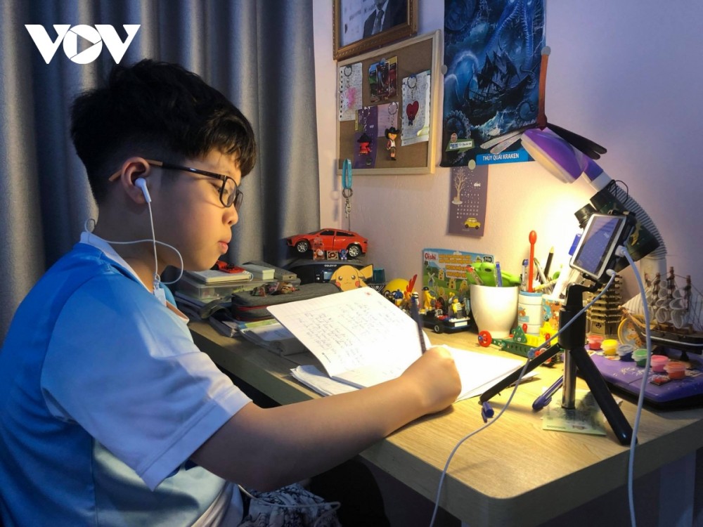 Học sinh nghỉ học, chuyển sang học online trước diễn biến phức tạp của dịch bệnh. 
