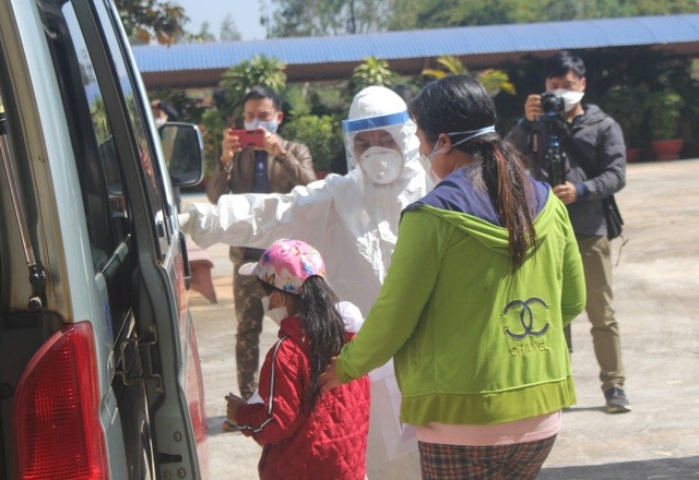 Nhiều bệnh nhân nhiễm SARS-CoV-2 tại Gia Lai xúc động khi được xuất viện