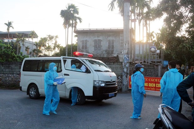 Trung tâm Kiểm soát bệnh tật tỉnh Hà Nam và Trung tâm Y tế huyện Kim Bảng tiến hành điều tra, truy vết, lấy mẫu xét nghiệm, sàng lọc các trường hợp nghi mắc COVID-19. (Ảnh: Đại Nghĩa/TTXVN)