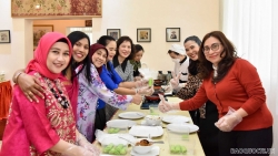 Nhóm AWCH trổ tài làm món ăn truyền thống của Singapore