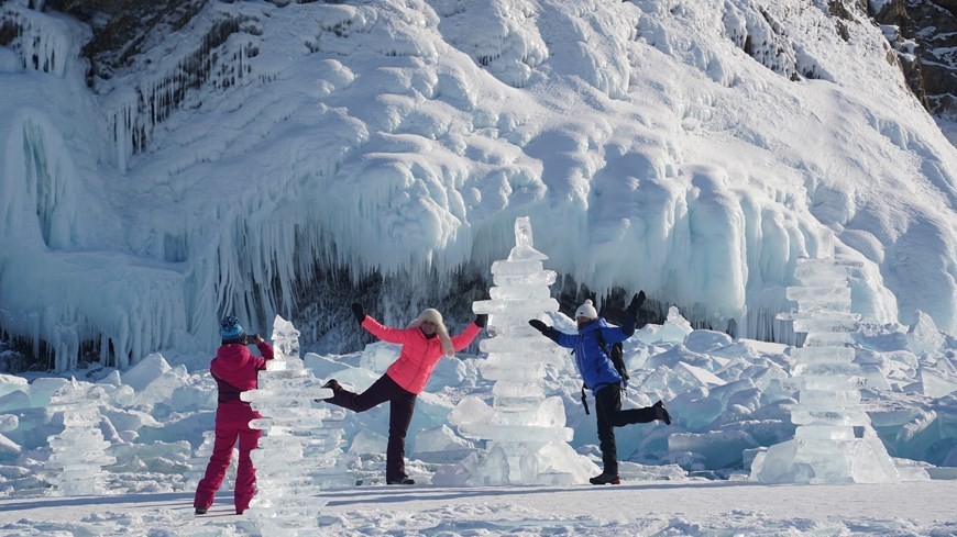 Vẻ đẹp trong suốt của hồ Baikal - hồ nước bị đóng băng hoàn toàn ở Nga