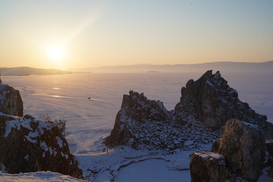 Vẻ đẹp trong suốt của hồ Baikal - hồ nước bị đóng băng hoàn toàn ở Nga