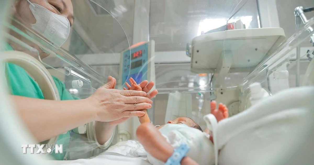 Bổ sung các chính sách hỗ trợ, khuyến khích phụ nữ sinh đủ hai con trước 35 tuổi