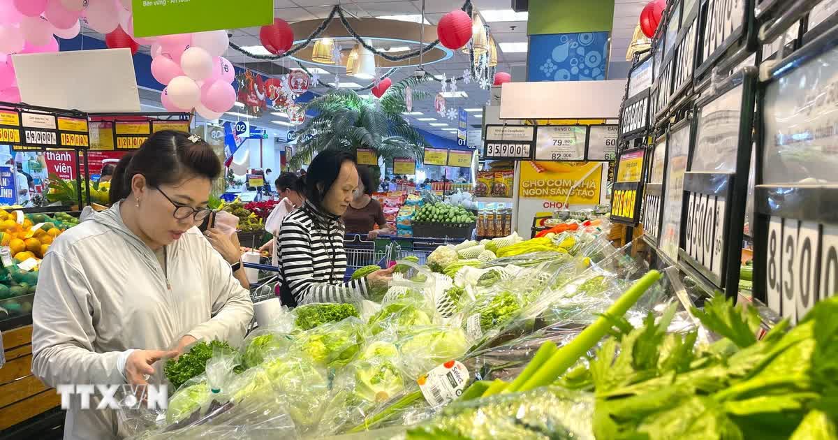 Thị trường hàng hóa ngày mùng 3 Tết: Nguồn cung dồi dào, giá cả ổn định