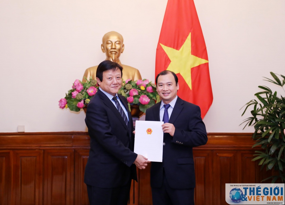 trao giay phep thanh lap van phong dai dien cho nhat bao hankook ilbo