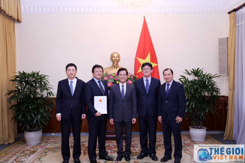 trao giay phep thanh lap van phong dai dien cho nhat bao hankook ilbo