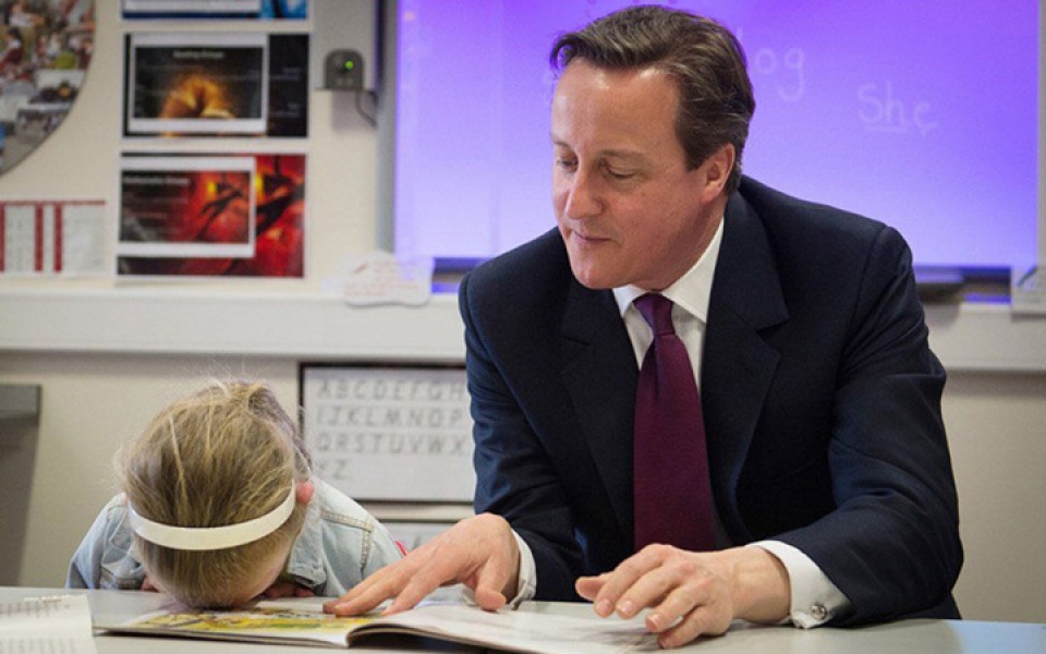 khoanh khac cac chinh tri gia boi roi truoc tre em