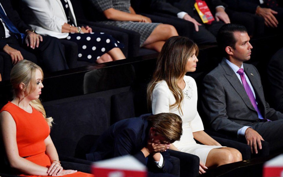 khoanh khac cac chinh tri gia boi roi truoc tre em