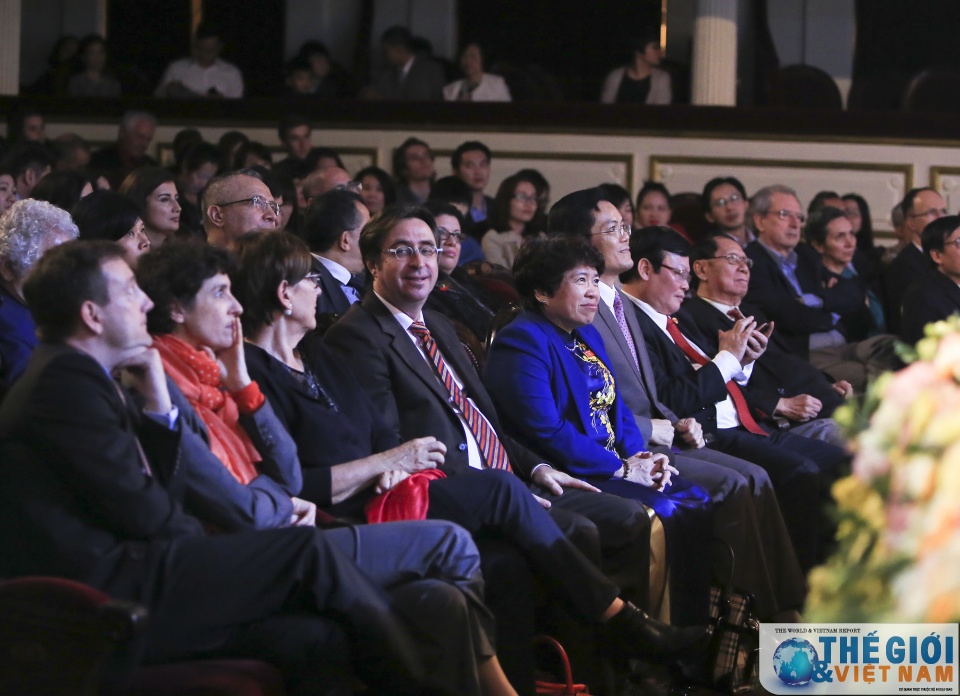 dem hoa nhac da sac mau ky niem ngay quoc te phap ngu