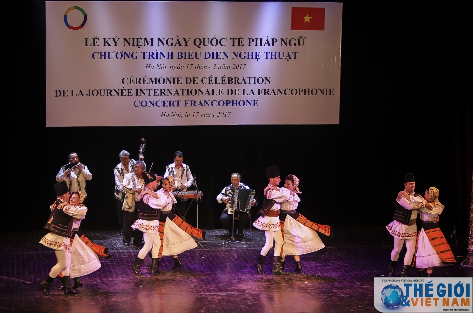 dem hoa nhac da sac mau ky niem ngay quoc te phap ngu