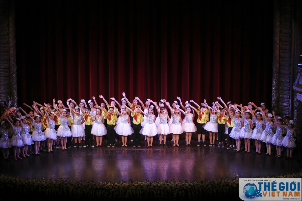 dem hoa nhac da sac mau ky niem ngay quoc te phap ngu